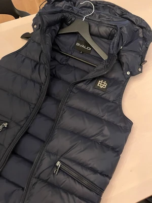 Bvaldi Väst - Tja, säljer denna tvärfeta Bvaldi västen med avtagbar huva | Storlek: S | Skick: 10/10 | Skicka ett PM vid frågor ev fler bilder 👋🏽