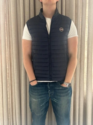 Colmar väst - S - Fint skick, lite sliten på dragkedjan men annars inga defekter. Modellen på bilden är ca 180 cm. skriv om du undrar över något💸