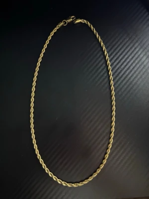 Cordell halsband - Säljer nu mitt 5mm Äkta 18k guldpläterade halsband då den inte använts längre.  Skick är i 9/10 och kan inta se några defekter. Pris kan diskuteras vid en snabb affär:) Fraktar oftast inom 24h✅