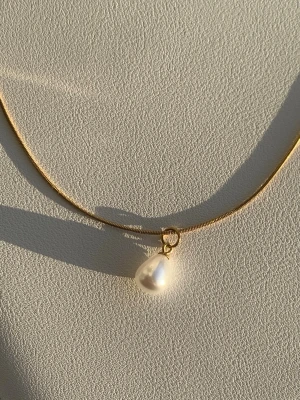 Guldigt halsband med pärla - Guldhalsband med pärlhänge i rostfritt stål. Storleken går att justera. Säljer den då jag har bytt till silversmycken ❣️