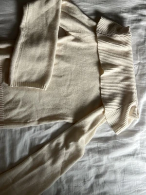Stickad off shoulder tröja  - Säljer en krämvitt/beige off shoulder tröja från lager 157, aldrig använd och inga tecken på användning heller. Bara att höra av sig vid frågor💗💗