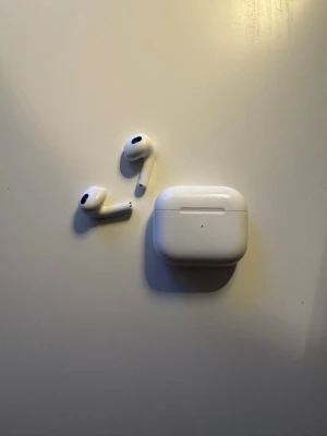 Apple AirPods 3rd gen - Säljer ett par vita Apple AirPods med tillhörande laddningsetui. Trådlösa in-ear hörlurar med stilren och kompakt design. Perfekta för musik, poddar och samtal. Apple Aripods 3rd gen 2022