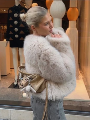 Beige pälsjacka från Noisy May - Säljer en fluffig och oversized beige pälsjacka från Noisy May. Jackan har bred krage, långa ärmar och är tillverkad i syntetiskt pälsmaterial. Perfekt för dig som vill ha en statement piece med lyxig vibe och skön komfort. Från storlek S.