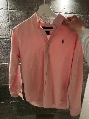 Rosa skjorta från Ralph Lauren - Tja säljer denna tvärfeta Ralph lauren skjortan då den ej kommer till användning numera! Inga defekter. Passar storlek S! Hör av er