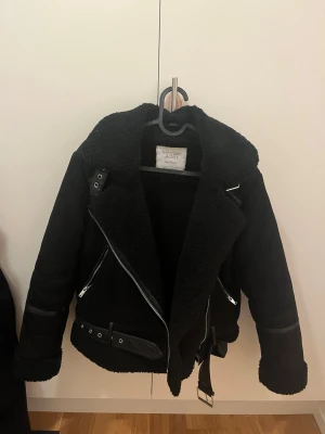 Svart mocka från Stradivarius - Snygg svart skinnjacka från Stradivarius. köpt för 799kr säljer för 400kr storlek xs 