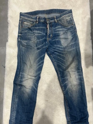 Dsquared2 jeans - Säljer dessa snygga D2 jeans i mycket bra skick. Storlek 28-30. Äktehetsgaranti.