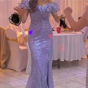 Balklänning - Använd en gång. Klänningen är i storlek S. sydd i slitsen nedtill, går att öppna upp. Skriv vid frågor. pris kan diskuteras. 