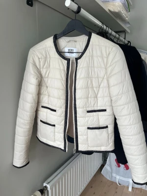 Jacka Vero Moda - Fin jacka från Vero Moda i mycket bra skick! I vitcreme o svart färg!