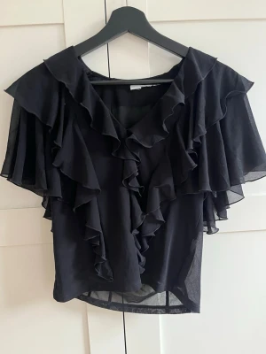 As snygg volang blus  - Snygg svart populär blus perfekt för både skola, jobb & fest. Ramar in midjan på ett otroligt fint sätt. Skriv vid minsta fundering! 💕Nypris- 349kr 