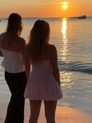 Rosa klänning med puffkjol - Jättesöt klänning endast använd ett fåtal gånger, så i väldigt bra skick! Jag har köpt den i Zanzibar och finns ingen lapp i men gissar att det är en xs/s☺️