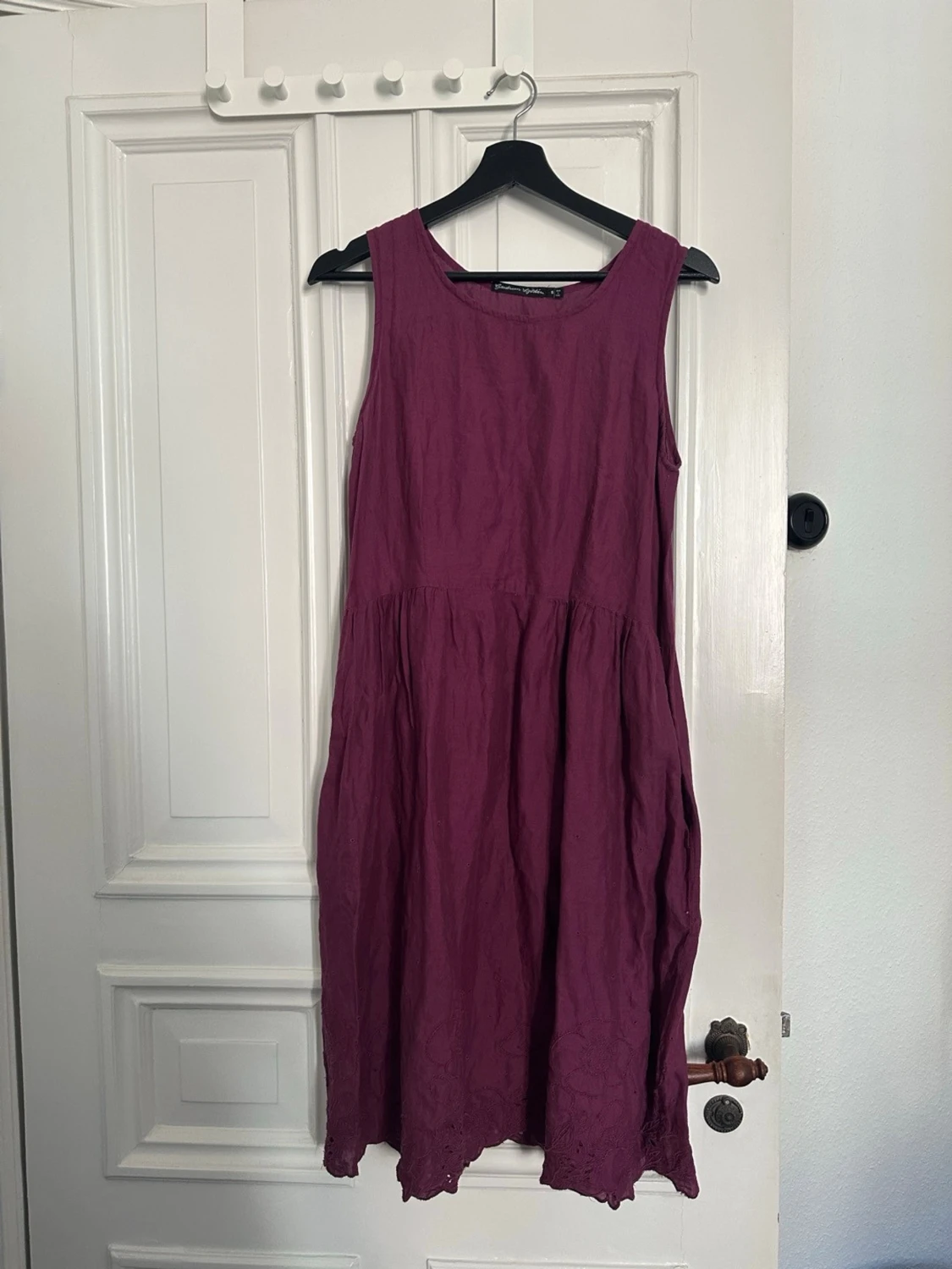 lila klänning med engelsk brodyr - 1