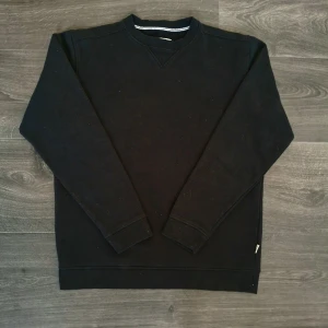 Svart Sweatshirt Från Denim Day - Stilren och bekväm sweatshirt från Denim Day. Perfekt till vardags och lätt att matcha med olika outfits. • Storlek: S • Färg: Svart • Skick: Bra skick Skriv gärna om du vill ha fler bilder eller mer info