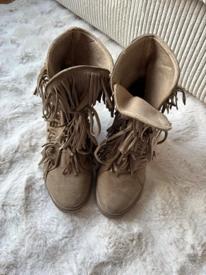 Beiga boots med fransar - Frans skor, helt nya! 