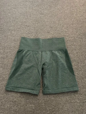 Tränings shorts från  NVGTN - Snygga gröna tränings shorts från NVGTN. Använda 1 gång så väldigt bra skick. Stolek Xs 