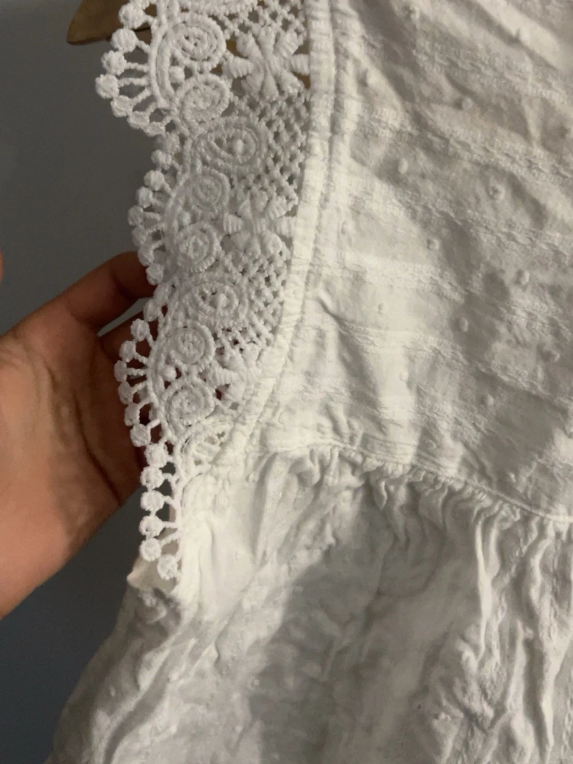 Vit blus med spetsdetaljer - 1
