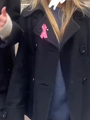 Svart kappa H&M - Stilren svart kort kappa från H&M med dubbelknäppning och bred krage. Rocken har två fickor framtill och dekorativa knappar vid ärmsluten. Tillverkad i ullblandning och helfodrad för extra komfort. Perfekt för kyliga dagar.