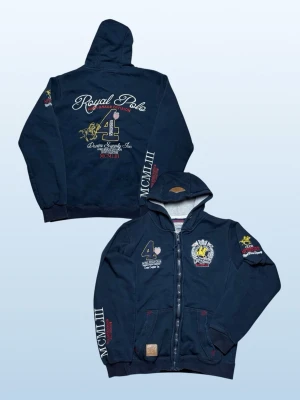 Geographical Norway hoodie - herr strl L (passar som M) - Säljer en Geographical Norway hoodie i mörkmarinblå färg med flera broderingar framtill och på ryggen.  👕 Märke: Geographical Norway 📏 Storlek: L, passar som M 🎨 Färg: Mörkmarinblå 🧵 Material: 65% bomull, 35% polyester 📐 Mått: 66 cm lång, 53 cm bred 📌 Skick: Mycket bra skick (se bilder)  💬 Hör av dig vid frågor 💰 Pris kan diskuteras vid snabb affär 📦 Skickas inom 24 timmar