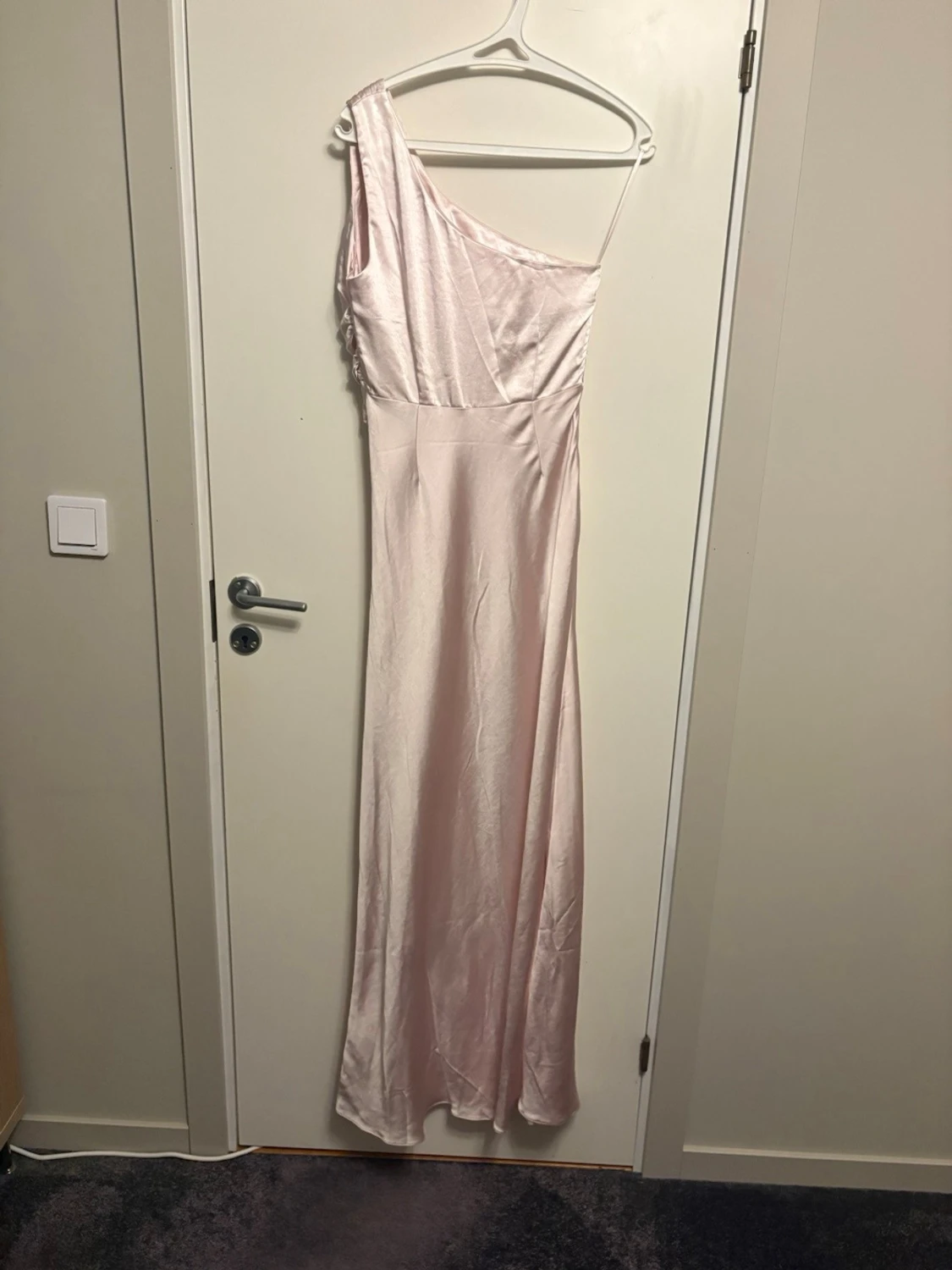 Ljus oneshoulder långklänning - 4