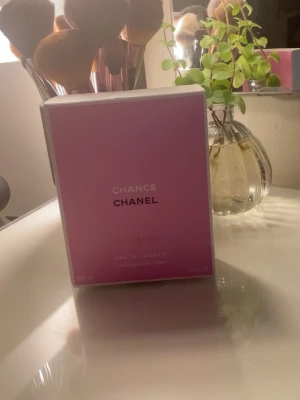 Chanel Chance Eau Tendre EdT 100ml - Chanel Chance Eau Tendre Eau de Toilette parfym. Endast testad en gång! Inte min typ av parfym så vill sälja vidare kan gå ner i pris vid snabb affär 