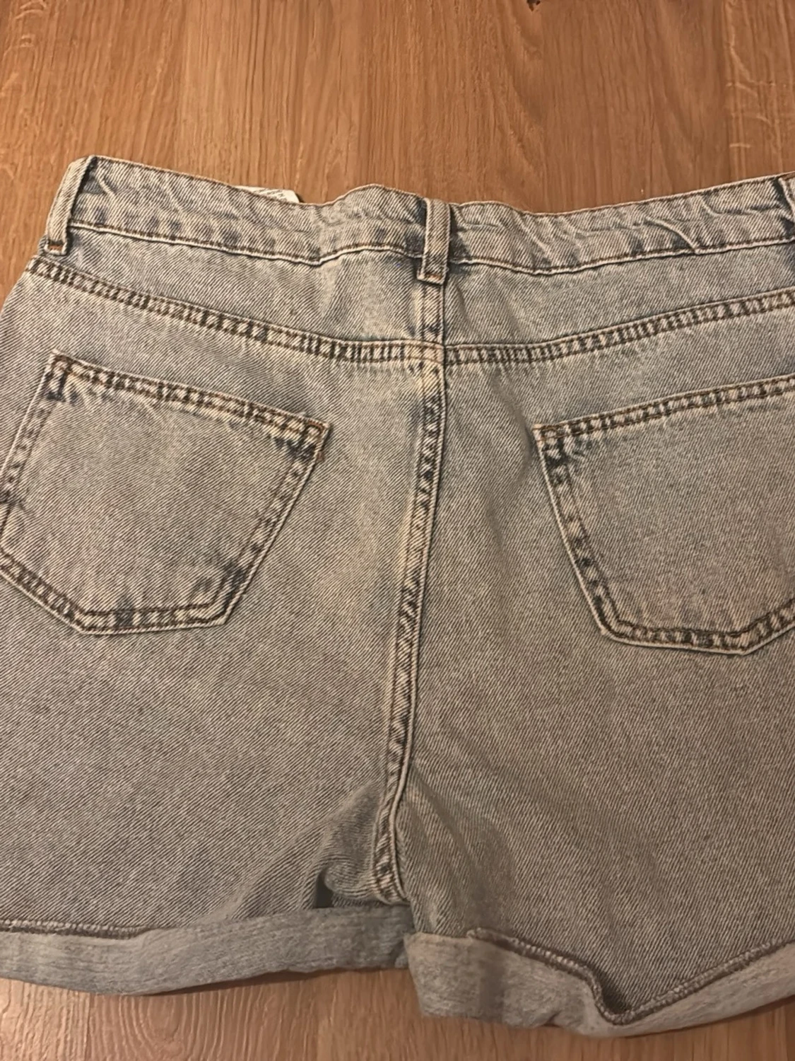 Ljusgrå denimshorts med hög midja - 1