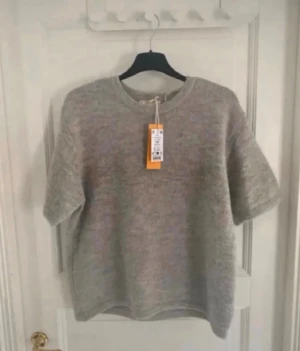 Kortärmad grå stickad tröja/topp  - Kortärmad stickad grå tröja från gintricot ❗️OBS storlek 170 MEN PASSAR XS/S 🤩-Säljer liknande tröja ”ny med prislapp oxå”  💸Prislapp kvar 🙃Nypris:199kr