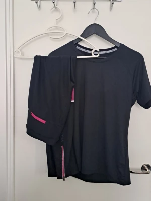 Träningskläder  - Säljer ett svart träningsset med t-shirt, två tights och en hoodie. Ska passa str. M. Tror inte nike tightsen är äkta men fina ändå. 🩷
