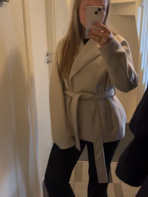 Beige kappa med knytskärp från Vero Moda❣️ - Stilren beige kappa från Vero Moda med knytskärp i midjan. Storlek xs men passar xs/s❣️ perfekt för lite kyliga vårdagar❤️