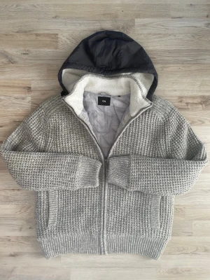 Fodrad sticksd cardigan - Otroligt snygg grå fodrad stickad cardigan. Passar perfekt nu till slutet av vintern och våren. Storlek L men sitter mer som M. Priset kan såklart diskuteras! Axel till midja är 62cm ungefär.