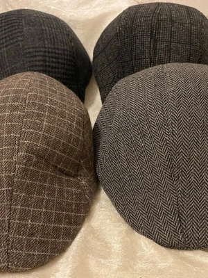 Klassiska tweedkepsar i olika mönster - Säljer flera stilrena tweedkepsar i olika mönster och färger, bland annat rutigt och fiskbensmönster i brunt, grått och svart. Kepsarna har en klassisk flatcap-form och är tillverkade i ett grovt tyg som ger en tidlös look. 125kr/st , helt ny 