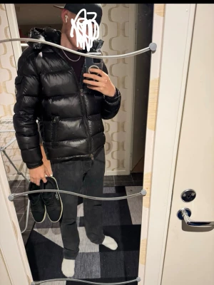 Moncler Maya storlek 3 - Moncler Maya storlek 3. Varm och skön. Bra skick, det ända är att teckningen på insidan av jackan har några trådar lösa.  Påse finns ( SKICKA BUD).  NFC FUNKAR självklart 