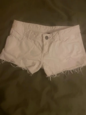 vita lågmidjade jeansshorts  - lågmidjade ”trasiga” jeansshorts, knappt använda 