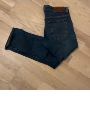 Mörkblå raka jeans med läderpatch - Säljer ett par feta tiger of sweden jeans. Priset är ej hugget i sten. Hör av er av minsta lilla 