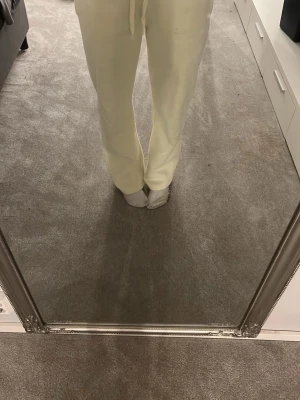 Gula mjukisbyxor med dragsko - Säljer ett par lowwaist ljusgula mjukisbyxor. I storlek S. 