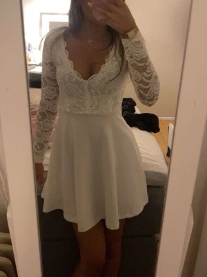 Student klänning - Jätte fin student klänning som tyvärr inte kom till användning💗🥹 därför är den i topp skick!😍