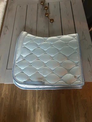 Ps schabrak - Jättefint ljusblått schabrak från ps of Sweden i storlek FULL, jättebra passform och i väldigt fint skick💕 sälher då min häst har gått bort så har ingen användning av den längre, inte använd mycket alls💘 tvättas självklart innan jag postar💕