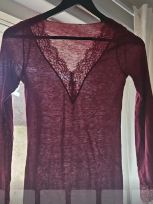 Intimissimi tröja  - Vinröd intimissimi tröja med spets. Storlek S