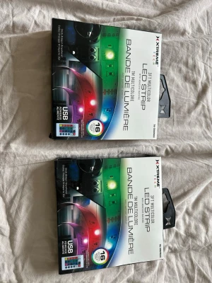 Xtreme LED Strip Multicolor USB - Säljer två Xtreme LED Strip Multicolor med USB-anslutning. Varje förpackning innehåller en 3ft lång LED-list som kan lysa i 16 olika färger och styrs med fjärrkontroll. Perfekt för att skapa cool belysning runt dator, TV eller skrivbord. Flexibel remsa i plastmaterial.