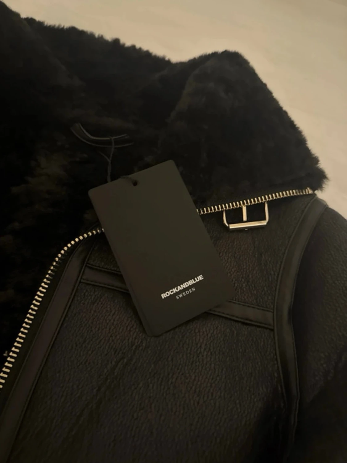 Svart pälsjacka med dragkedjor - 4