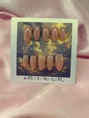 Bare (XS);Medium Almond - Snygga handgjorda press-on naglar i en naturlig rosa nude färg. Naglarna har en glansig finish och en elegant medium almondform som ger ett stilrent intryck. Perfekta för dig som vill ha en clean look utan krångel.XS: 14 mm, 11 mm, 11,5 mm, 10 mm, 8 mm 