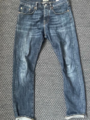 C.O.F Japanese selvedge raw denim jeans (straight fit) - Säljer nu dessa sjukt snygga och sällsynta vintage Japanese selvedge raw denim jeans från C.O.F  Studios😊 Använda i några månader och fades och whiskers har redan börjat synas och kommer bara bli bättre och bättre 🙌 Skriv vid funderingar 🤝