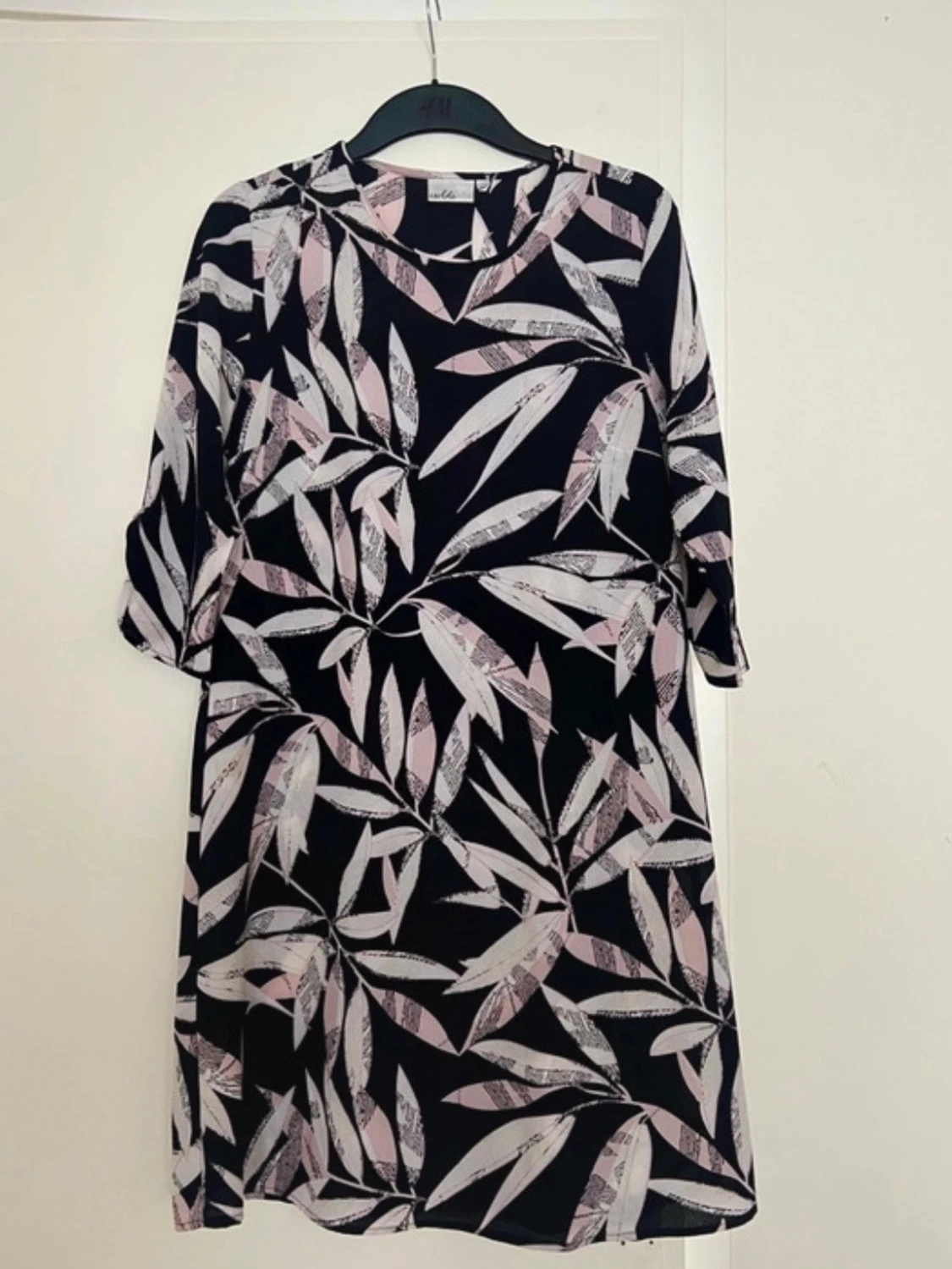 Svart mönstrad klänning från Isolde