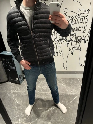 Cardigan - Säljer en svart cardigan från Icon Amsterdam,köpt för c 1000 men går ej köpa längre! Använd fåtal 5 gånger ungefär så mycket bra skick. Perfekt nu till våren!Hör av er vid frågor🙌