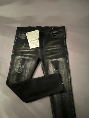 Svarta Dsquared2 jeans med slitningar - Snygga svarta jeans från Dsquared2  : Storlek W:52 L:34
