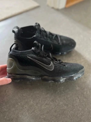 Nike Air Vapormax 2021 FK  - Svarta Nike Air Vapormax 2021 FK i mycket bra skick, knappt använd. 