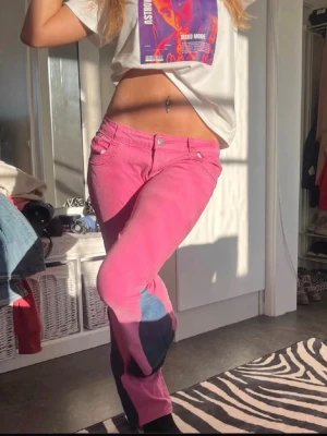 Snygga rosa jeans - Jättecoola rosa jeans!! Innerbenslängd: 76 cm, midjemått: 39 cm. I byxorna står det XL men de sitter som S-M!! Första bilden är inte min💖