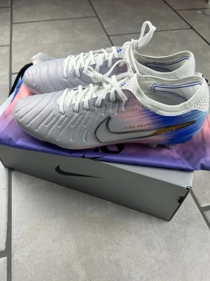 Nike tiempo legend 10 FG fotbollsskor, helt nya  - Helt nya. Inte använda en enda gång. Allting på bilderna ingår. Storlek 42 men är små i storlek, passar 41. 