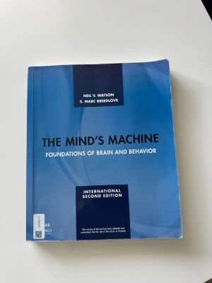The Mind's Machine, andra upplagan - Kursbok i psykologi och neurovetenskap: 'The Mind's Machine: Foundations of Brain and Behavior' av Neil V. Watson och S. Marc Breedlove. Internationell andra upplagan med blått och svart mjukt omslag. Perfekt för dig som pluggar ex psykologi, beteende eller minne. IBSN: 9781605357393