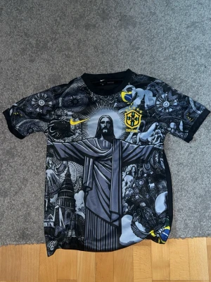 Nike jesus Brasilien t shirt  - Tjena säljer den unika t shirten med Rio de Janeiro statyn i Brasilien. Passar 170 cm o uppåt 