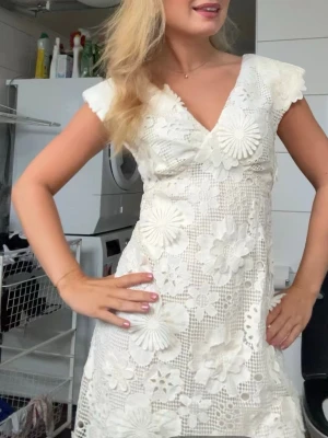 Studentkläning❤️ - Säljer min fina studentklänning från ett danskt märke (lite osäker på namn  men kan kolla upp). Klänningen är i originalskick då den endast är använd en gång. I nästan lite stickat material med blommor och axelvaddar.🌸🌸❤️❤️❤️PRIS KAN DISKUTERAS🥰