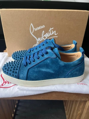 Christian louboutins skor  - Tjena, säljer nu dessa riktigt snygga och populära Christian louboutinsen, de är i nyskick, endast använda några få gånger sparsamt, box och dustbags ingår, storlek Eu 41,5 men passar också 42 då de sitter stort, hör av er vid frågor och funderingar🙌🤝 